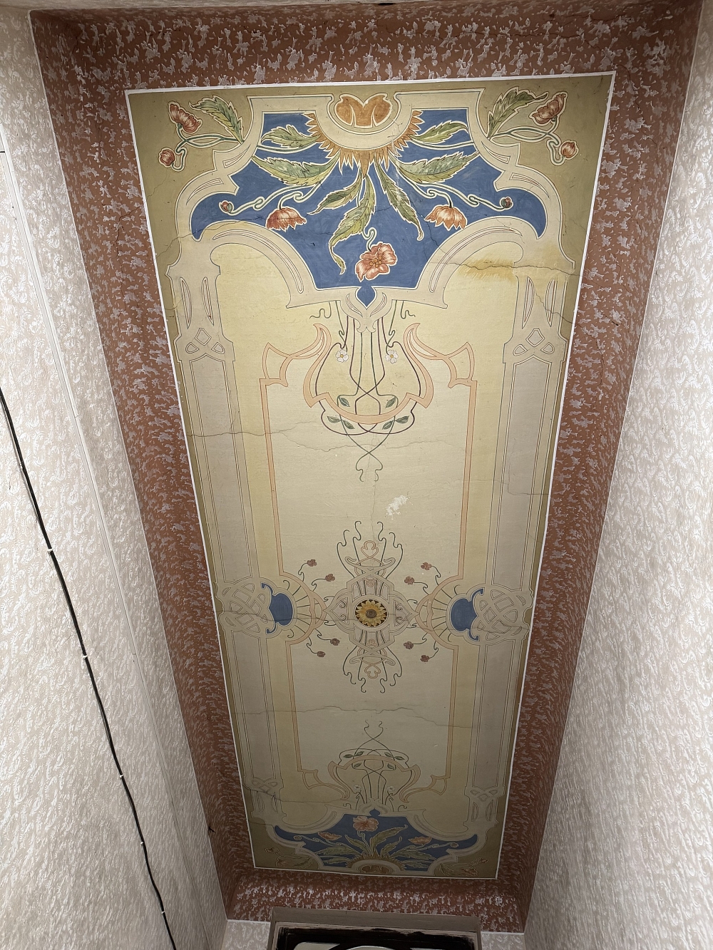 Malovaný strop ve vstupním průjezdu