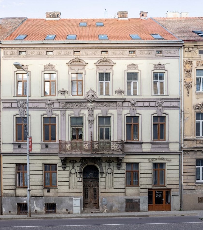 Uliční fasáda z roku 1899