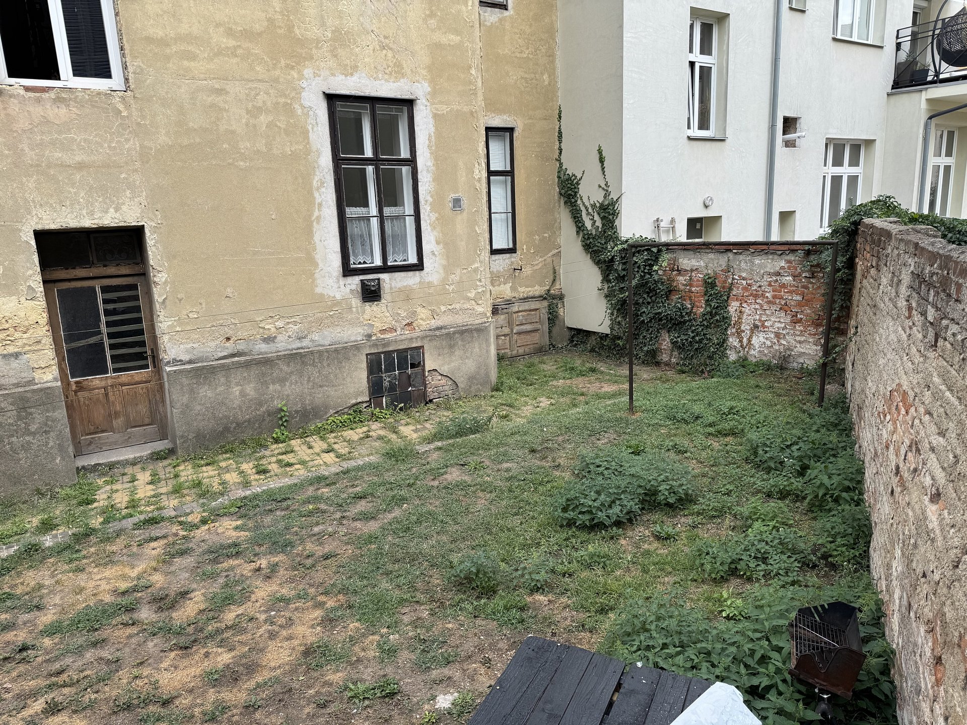 Sklep, kolárna a klidný dvůr
